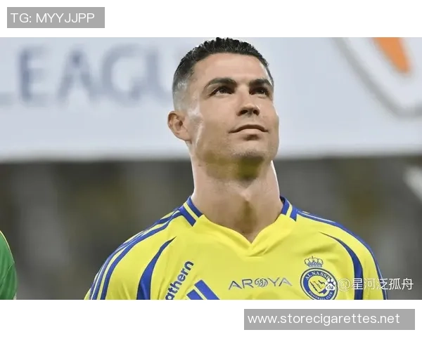 足球明星意外失误引发关注尴尬瞬间成社交媒体热议话题